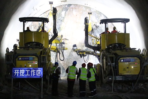 1584407548111500.jpg 洞內(nèi)標準化施工-2.jpg