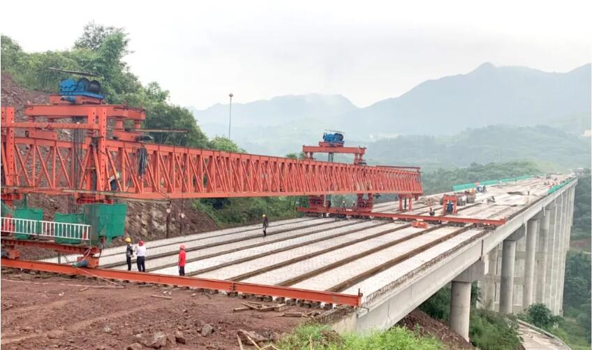 中國政府網(wǎng)：中交一公局集團承建的合川至長壽高速石船互通雞鳳灣大橋預(yù)制T梁架設(shè)完成                                                                                                                                         