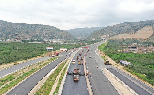 甘肅平天路面項目上面層試驗段全線率先鋪筑完成.jpg